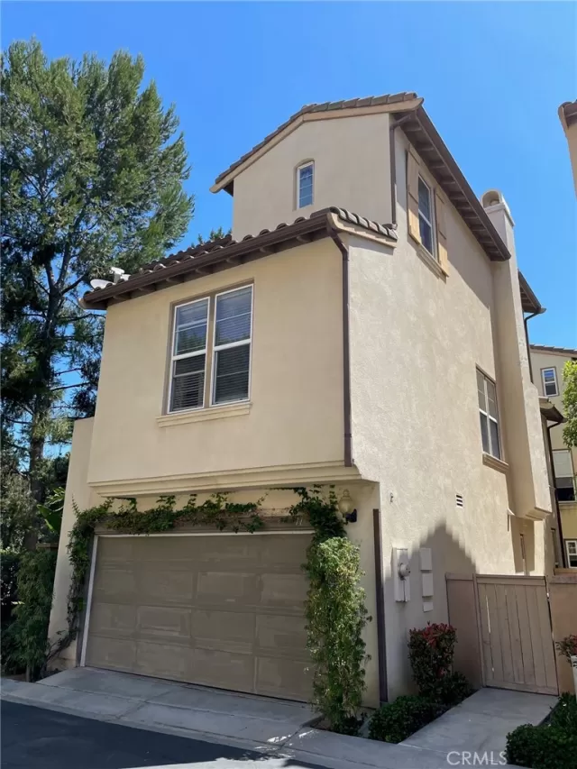 MLS: OC23106191 Condo For Sale