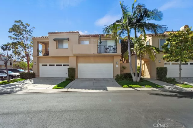 MLS: OC23106570 Condo For Sale