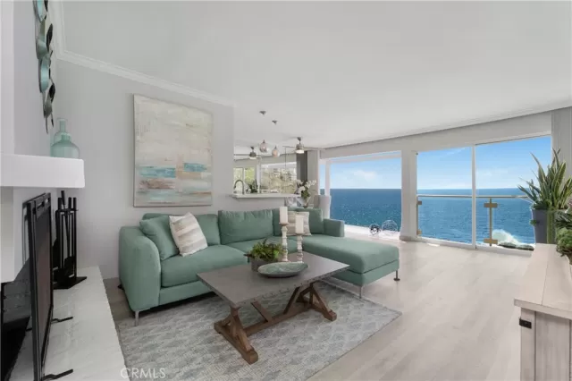 MLS: OC23106934 Condo For Sale