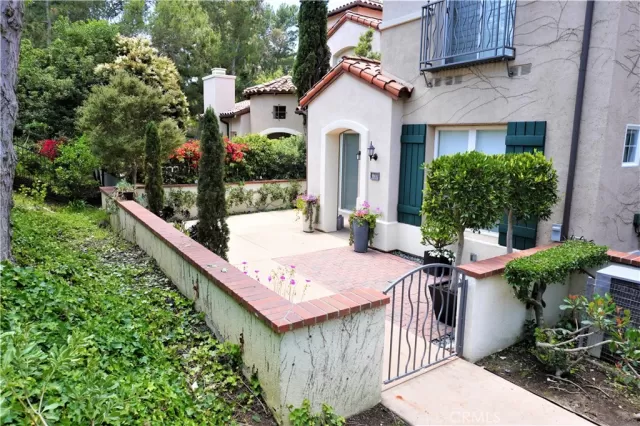 MLS: OC23107316 Condo For Sale