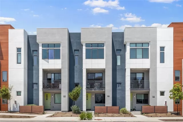 MLS: OC23109093 Condo For Sale