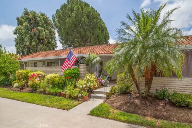 MLS: OC23109322 Condo For Sale