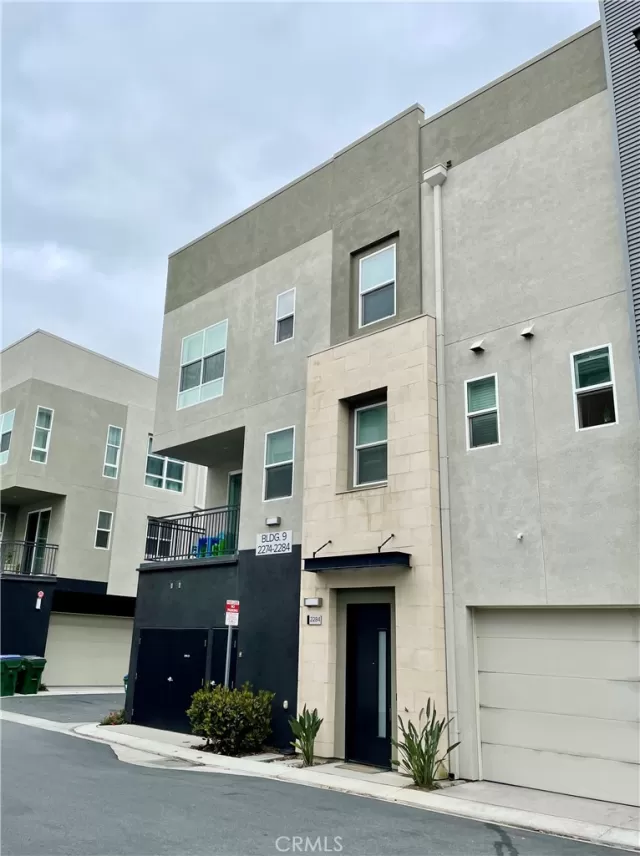 MLS: OC23109429 Condo For Sale