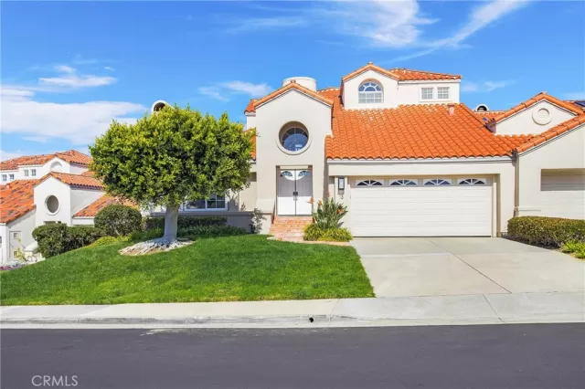 MLS: OC23112266 Condo For Sale