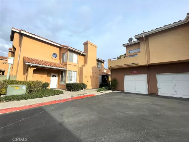 MLS: OC23112847 Condo For Sale