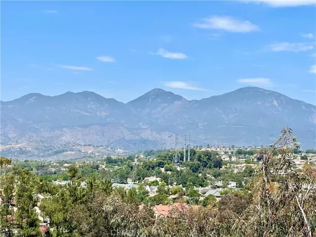 MLS: OC23113185 Condo For Sale