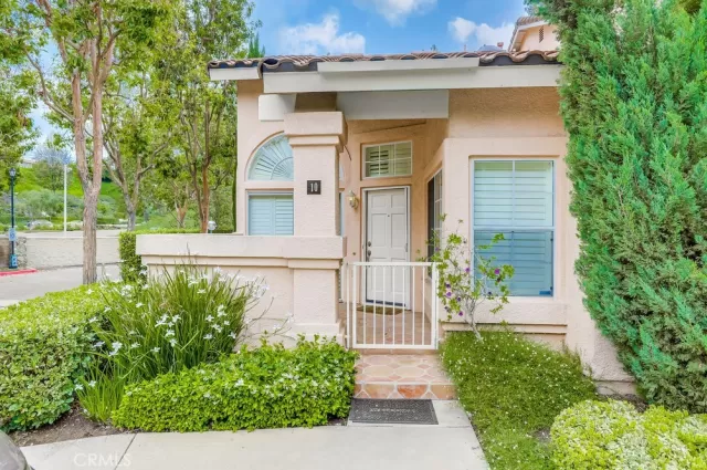 MLS: OC23113242 Condo For Sale