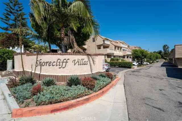 MLS: OC23113699 Condo For Sale