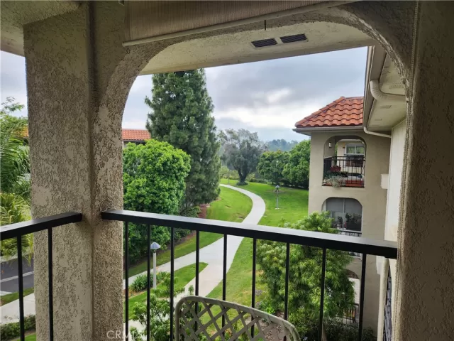 MLS: OC23114311 Condo For Sale