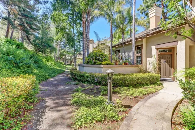 MLS: OC23114751 Condo For Sale