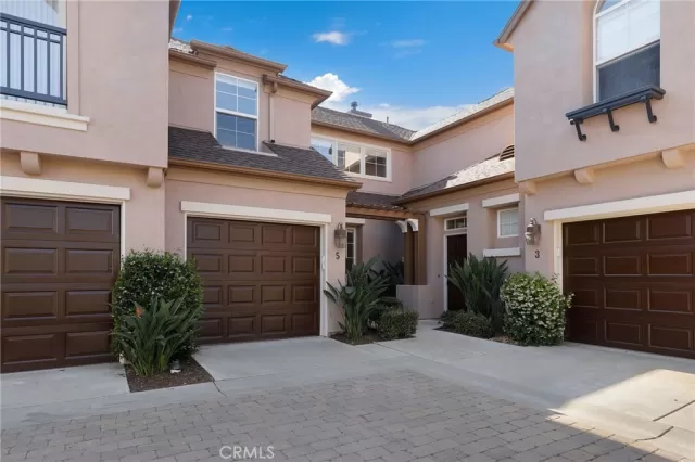 MLS: OC23115215 Condo For Sale