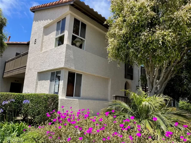 MLS: OC23116657 Condo For Sale