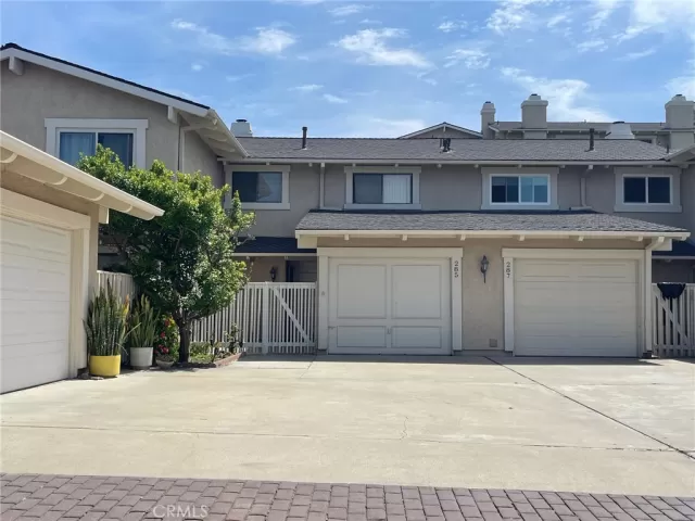 MLS: OC23118073 Condo For Sale