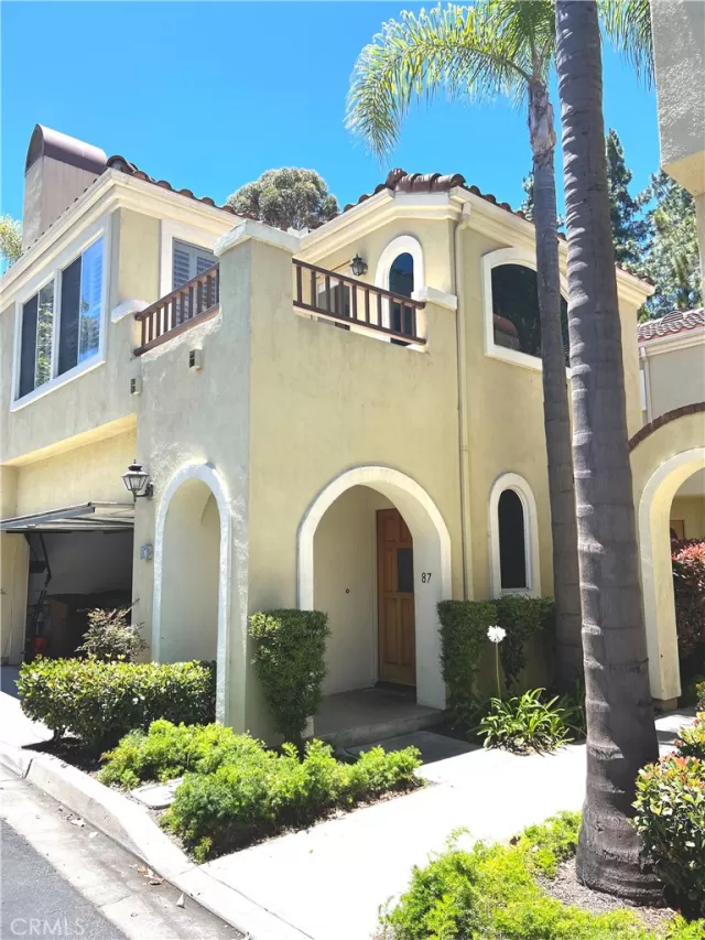 MLS: OC23118530 Condo For Sale