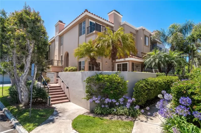 MLS: OC23123014 Condo For Sale