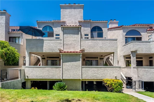 MLS: OC23125539 Condo For Sale