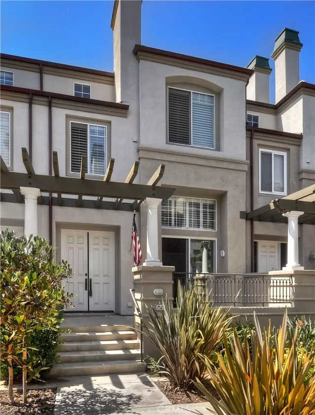 MLS: OC23129753 Condo For Sale