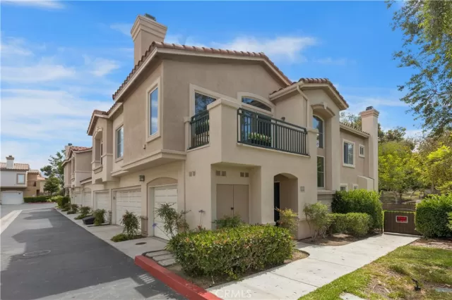 MLS: OC23129911 Condo For Sale