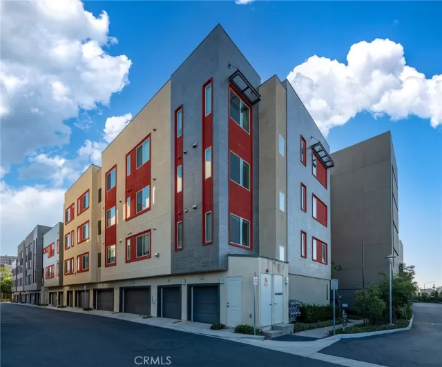 MLS: OC23132399 Condo For Sale