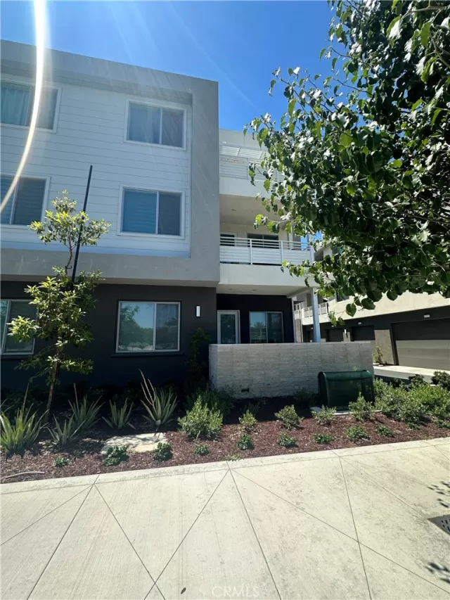 MLS: OC23132995 Condo For Sale