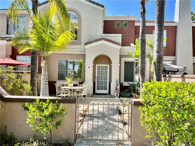 MLS: OC23133124 Condo For Sale