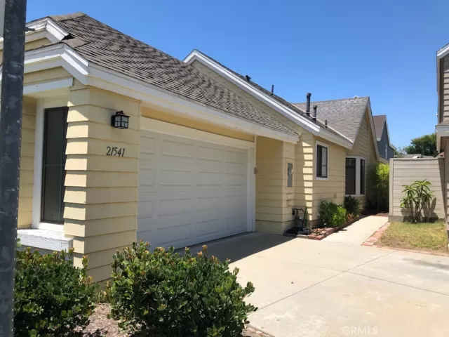 MLS: OC23133413 Condo For Sale