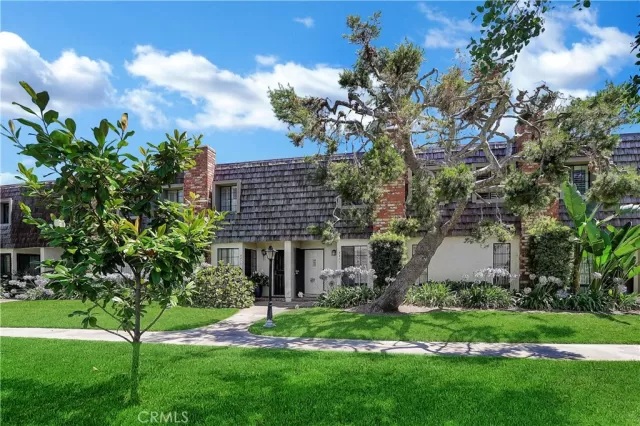 MLS: OC23133919 Condo For Sale