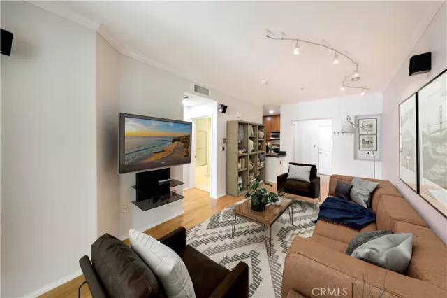 MLS: OC23134418 Condo For Sale