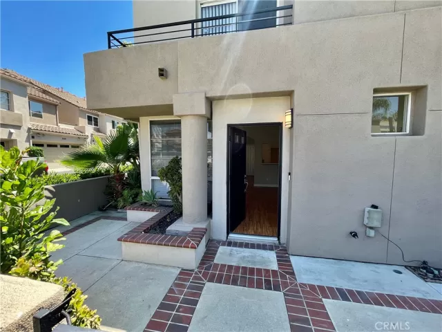 MLS: OC23134551 Condo For Sale