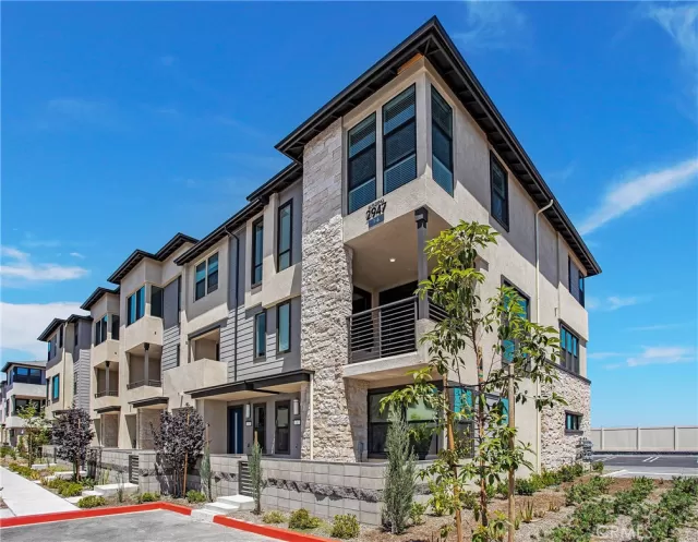 MLS: OC23134779 Condo For Sale