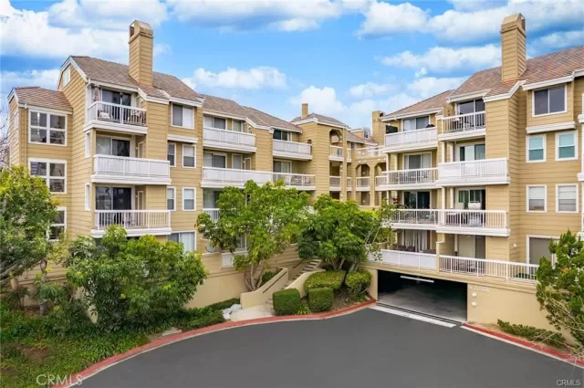 MLS: OC23134916 Condo For Sale