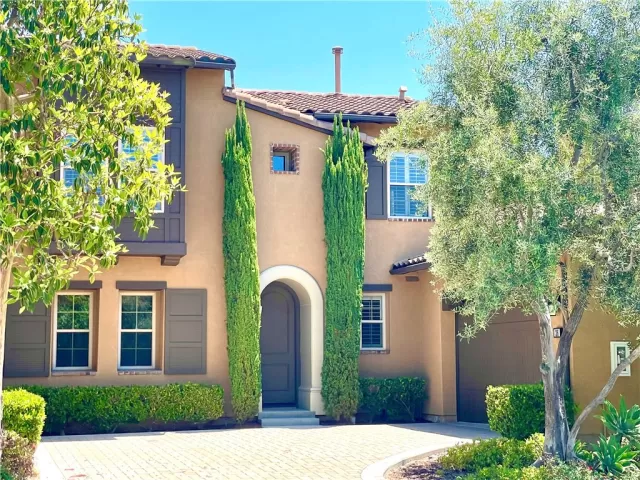 MLS: OC23135088 Condo For Sale