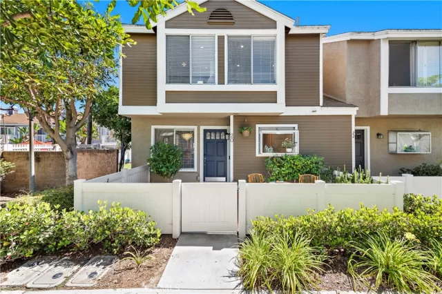 MLS: OC23138917 Condo For Sale