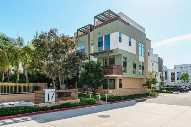 MLS: OC23142342 Condo For Sale