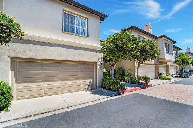 MLS: OC23143439 Condo For Sale