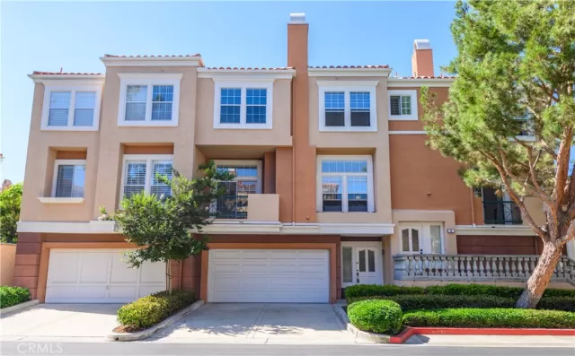 MLS: OC23145157 Condo For Sale