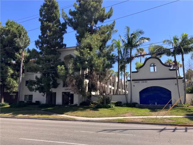 MLS: OC23145591 Condo For Sale