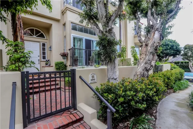 MLS: OC23148193 Condo For Sale