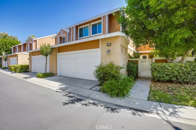 MLS: OC23152292 Condo For Sale