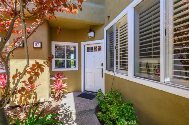 MLS: OC23153615 Condo For Sale