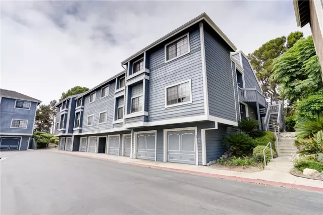 MLS: OC23156367 Condo For Sale