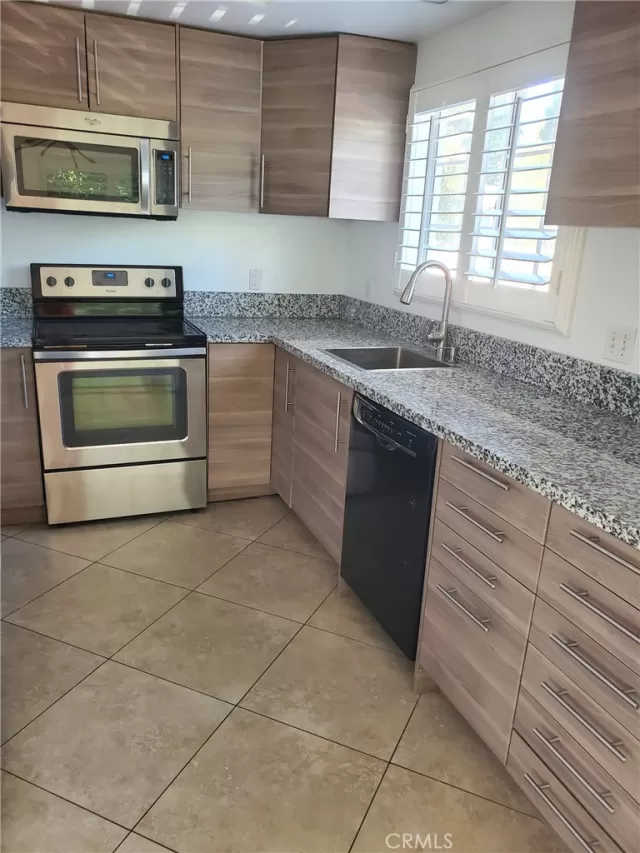 MLS: OC23158051 Condo For Sale