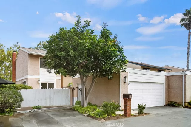 MLS: OC23158188 Condo For Sale