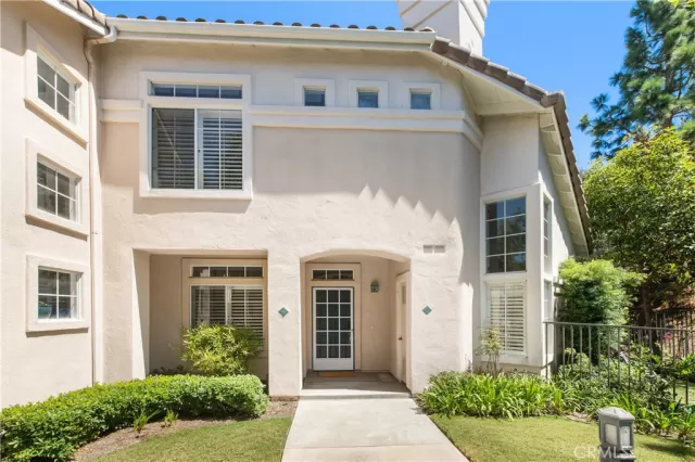 MLS: OC23160128 Condo For Sale