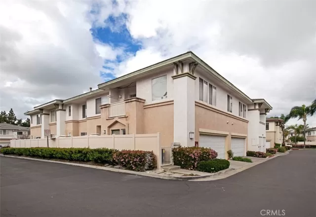 MLS: OC23160331 Condo For Sale