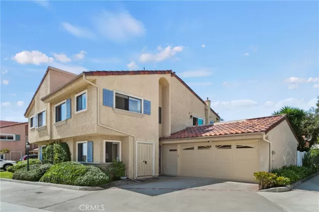 MLS: OC23161679 Condo For Sale