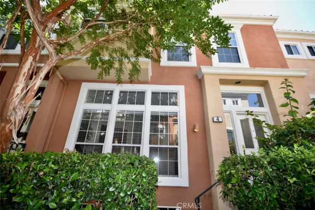 MLS: OC23163595 Condo For Sale