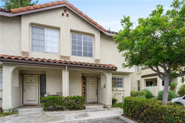 MLS: OC23166138 Condo For Sale