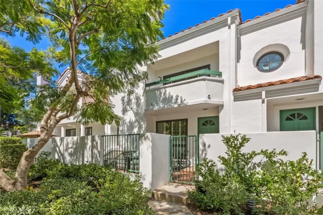 MLS: OC23168954 Condo For Sale