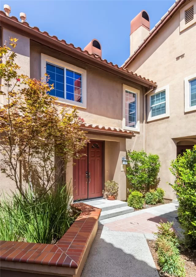 MLS: OC23170650 Condo For Sale